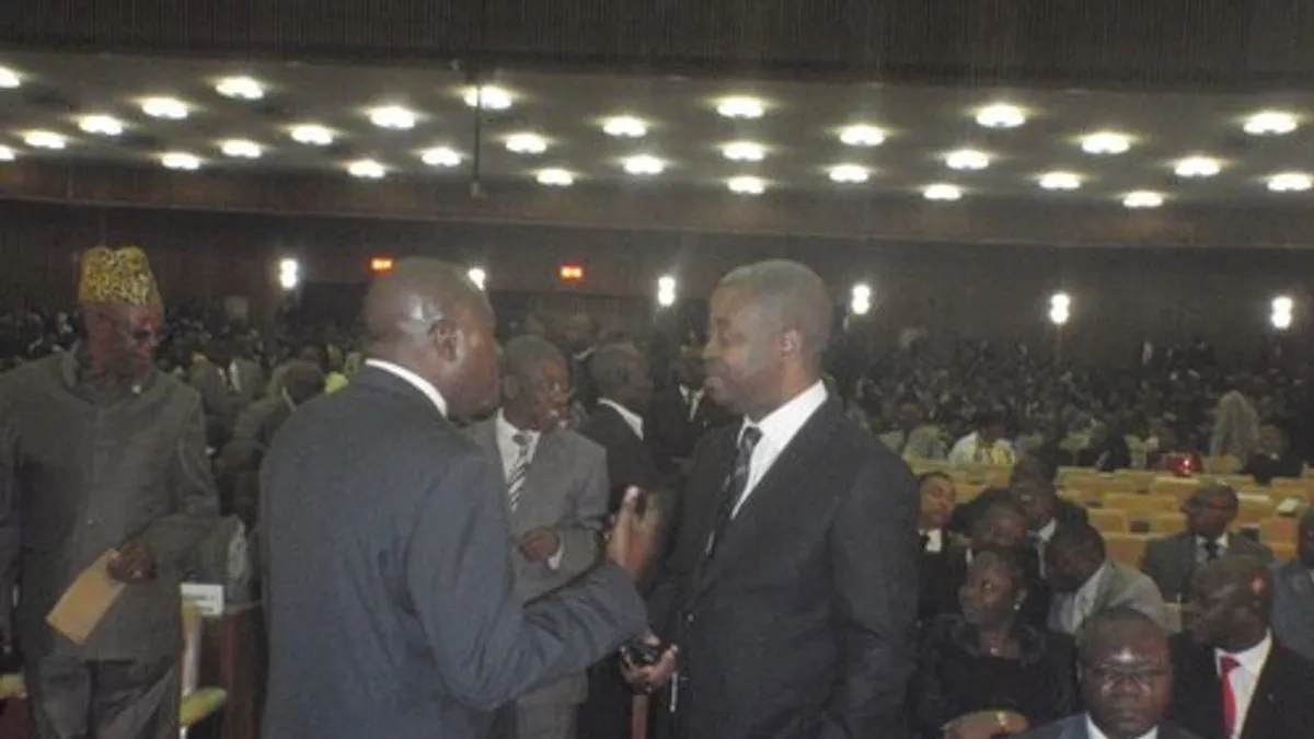 Des élus discutent dans l'hémicycle du Palais du Peuple à Kinshasa lors de l'ouverture d'une session